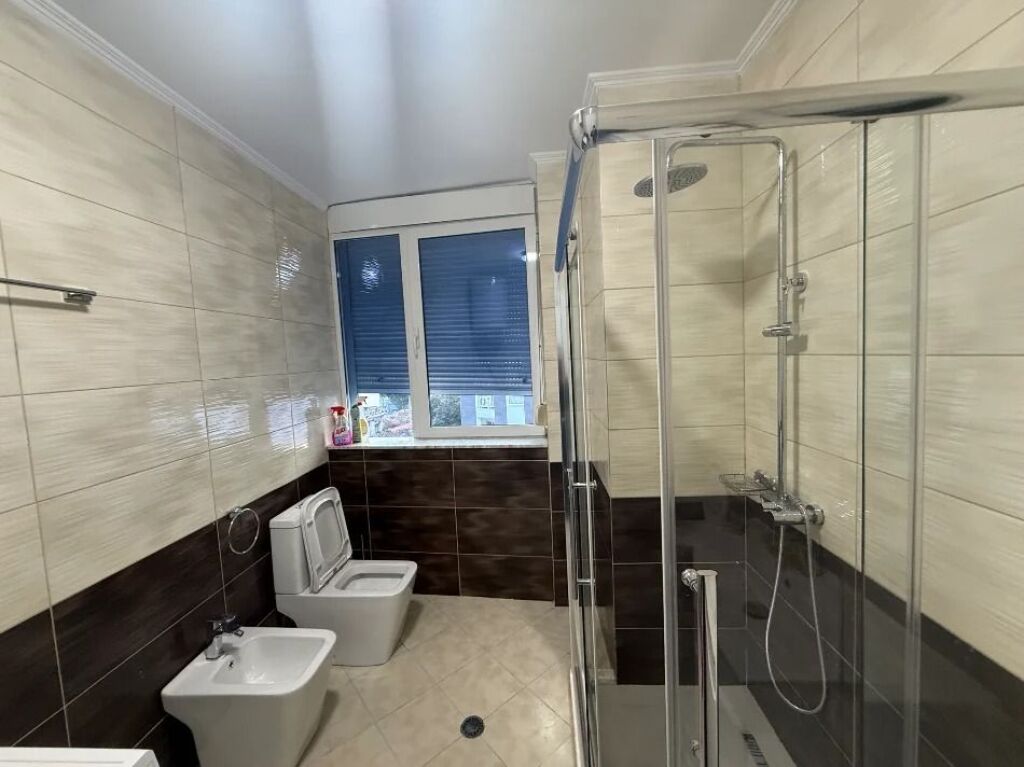 🏢Rruga e Barrikadave jepet me qera apartament 2+1,i mobiluar  80,000Leke