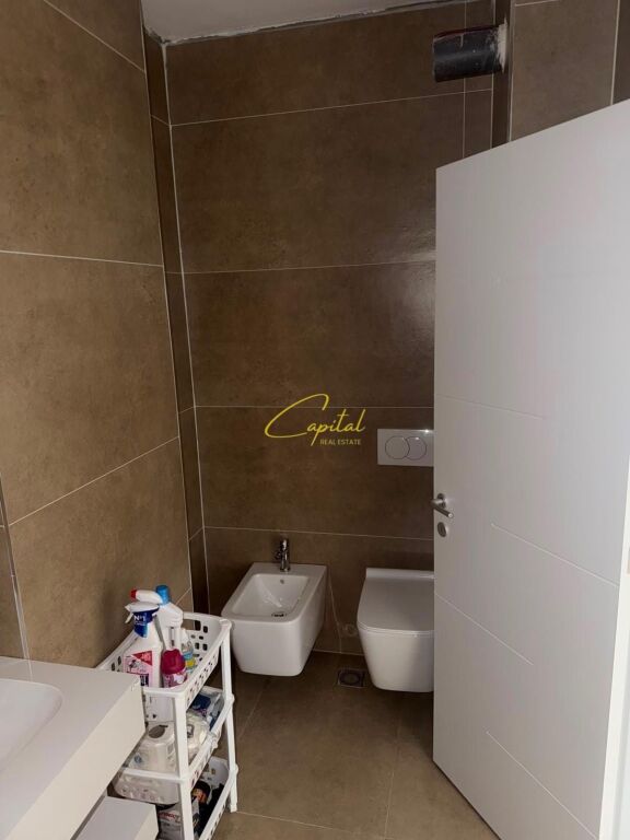 ZYRE ME QIRA 122 M2 BULEVARDI I RI 140.000 LEKE