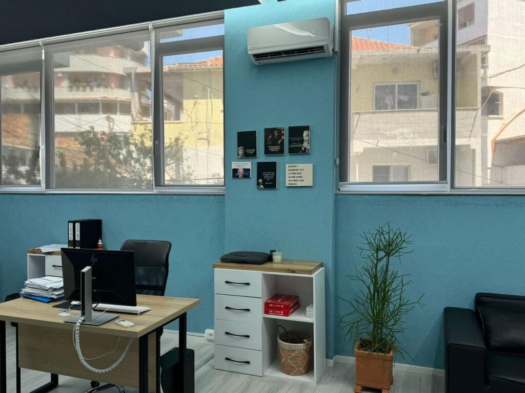 Shitet Ambjent Biznesi ne qender Durres