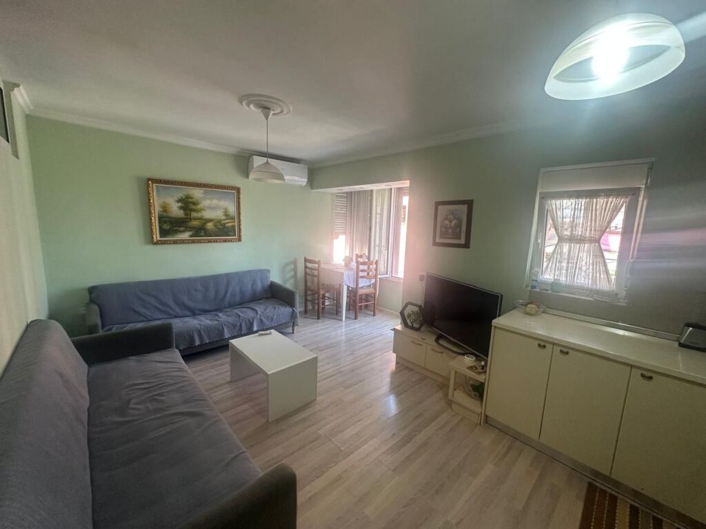 🏢Tek Shkolla“Mihal Grameno”jepet me qera apartament i pershtatur ne 2+1,i mobiluar  50,000 Lek(i diskutueshem)