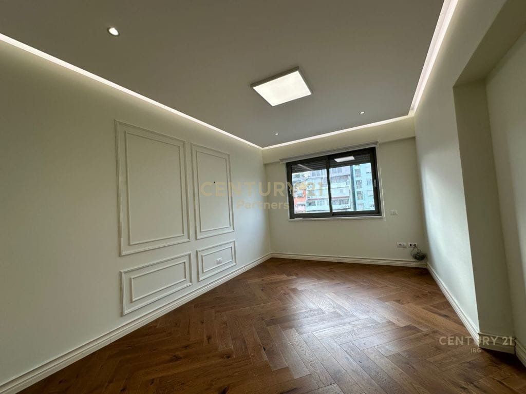 ZYRË PREMIUM ME QIRA NË BLLOK | 213 M² | PARKIM I PËRFSHIRË