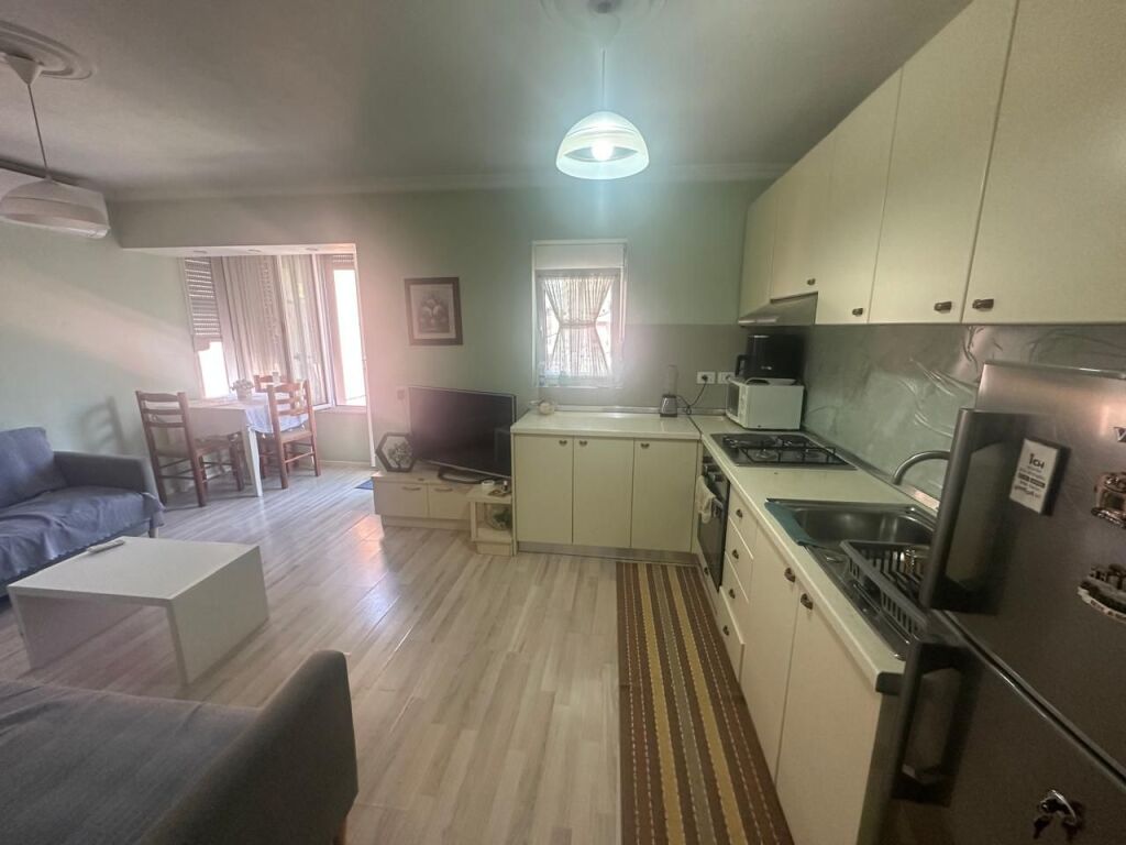 🏢Tek Shkolla“Mihal Grameno”jepet me qera apartament i pershtatur ne 2+1,i mobiluar  50,000 Lek(i diskutueshem)