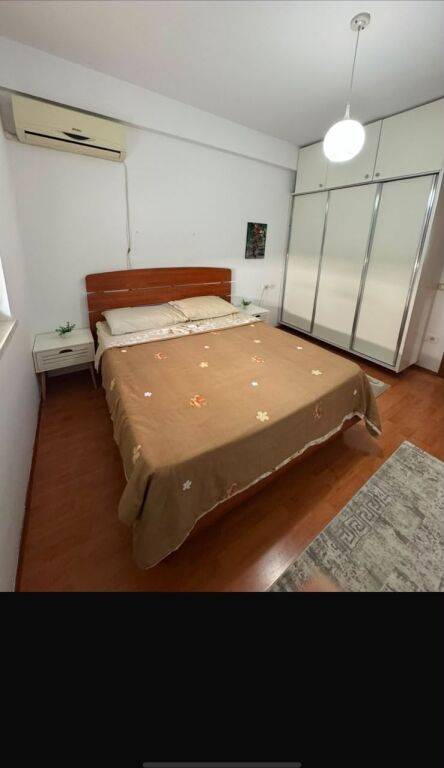 Jepet me qera apartament 1+1 pranë Qendrës Kristal