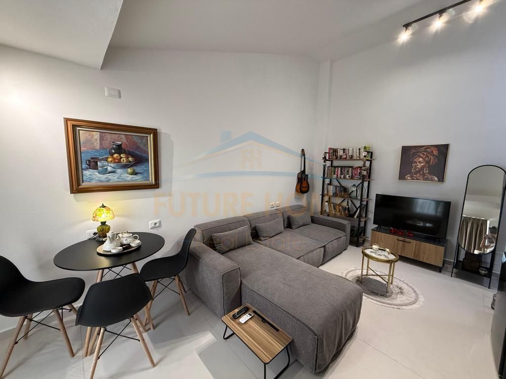 Shitet, Apartament 1+1, Fresku, Prane 2 Luaneve, Tiranë