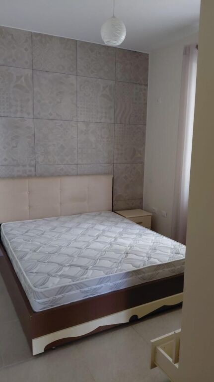 For rent 2+1 apartment – Barrikadave Street  🏡 2+1 apartment on the 4th floor with elevator, in one of the most preferred areas near the center of Tirana.  📍 Barrikadave Street 💶 Rent: 80,000 lek/month.