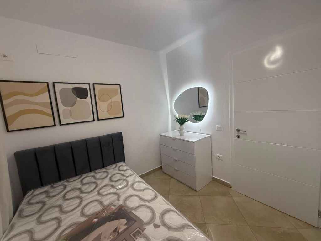 Rruga e Barrikadave Jepet me qira apartament 2+1