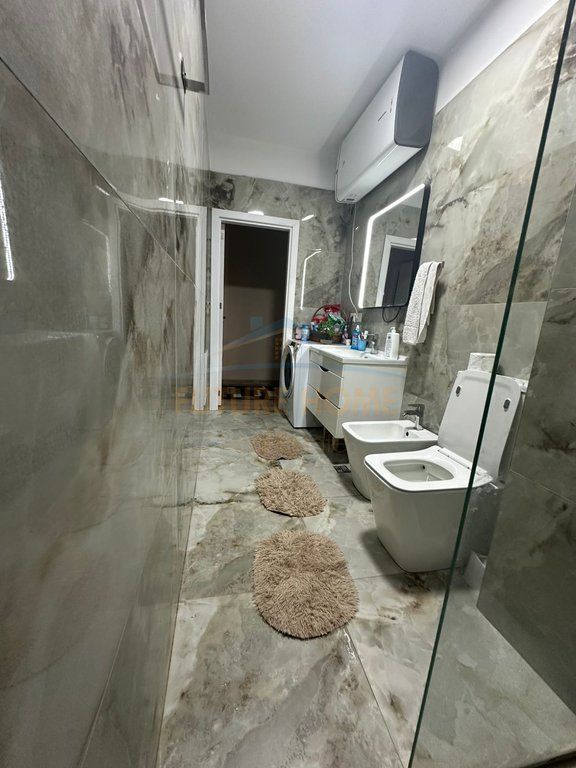 Shitet, Apartament 2+1+2, pranë Restorant Fresku , Fresk