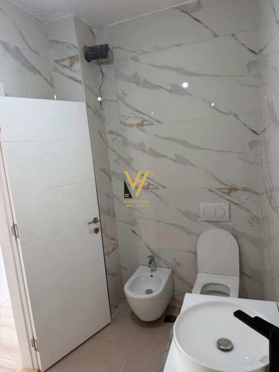 JEPET ZYRE 105 M2 ME QIRA TE BULEVARDI I RI 80.000 LEKE