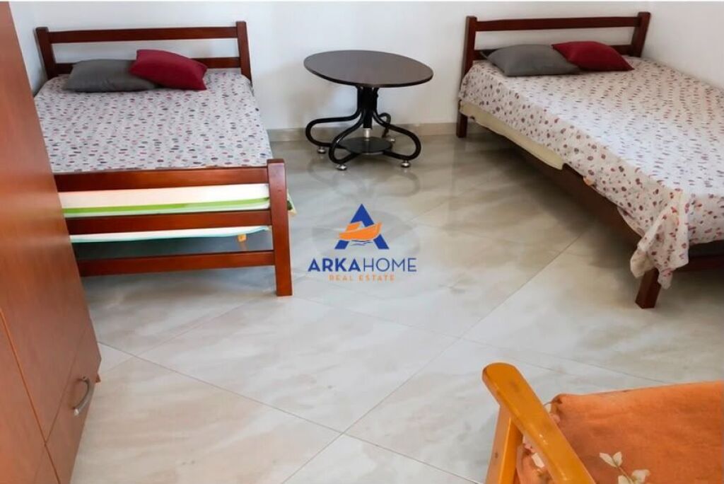 JEPET SHTEPI ME QERA 2+1+OBORR "PRANË ISH SHKOLLËS EUROLINGUE, SANATORIUM" 35000 LEKE