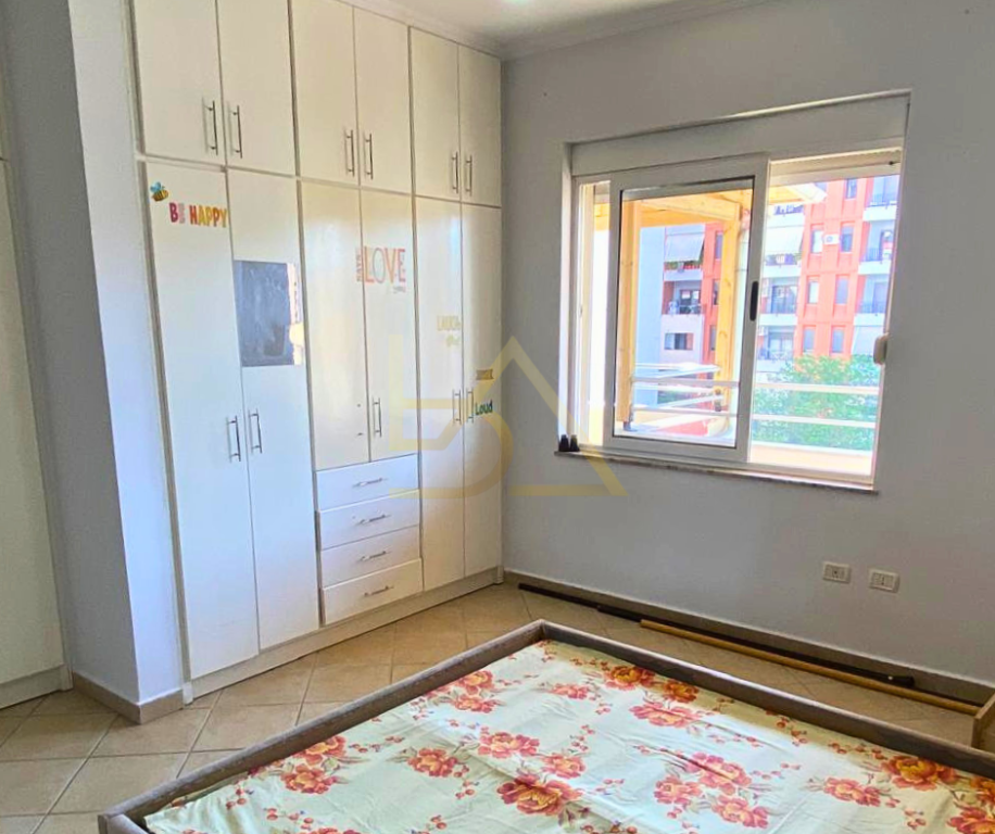 Apartament me Verandë të Madhe për Shitje – Astir, Tiranë