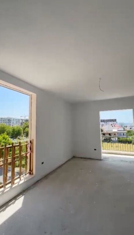 Shitet apartament 2+1+2
