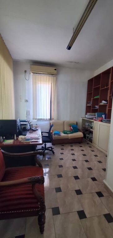 Jepet me Qera Magazinë – Siri Kodra, Tiranë