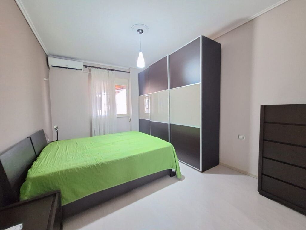 Shitet apartament 2+1+2 tualete tek Tregu Elektrik