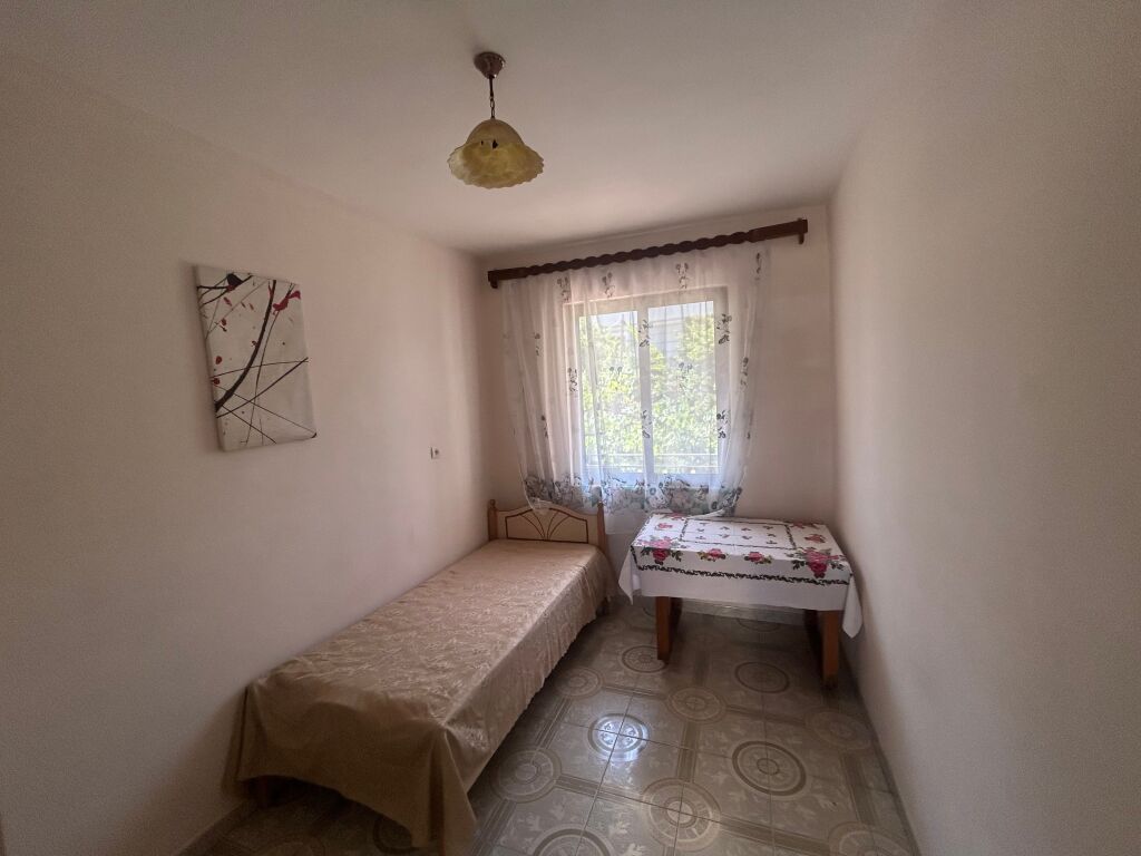 Tek Mihal Grahmeno japim apartament me qira 2+1
