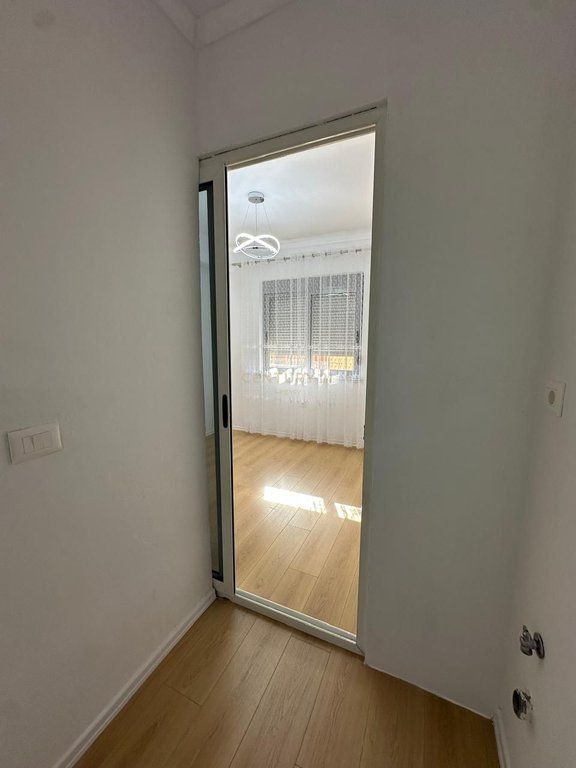 Shitet Apartament 1+1 në Fresk, pranë ish Ana Market