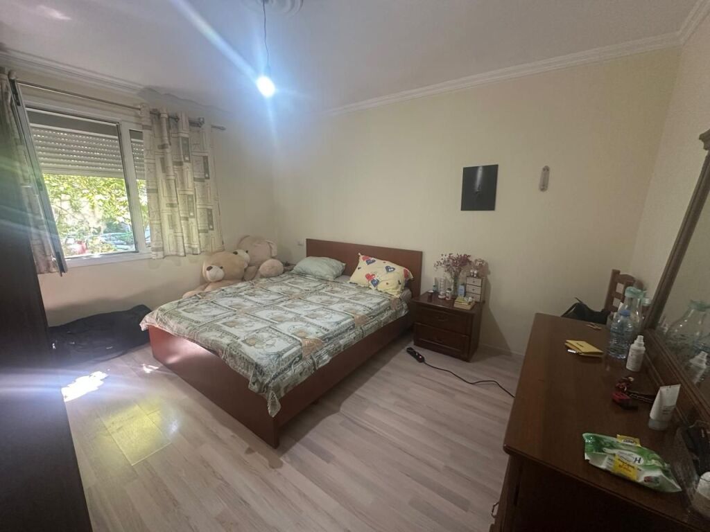 🏢Tek Shkolla“Mihal Grameno”jepet me qera apartament i pershtatur ne 2+1,i mobiluar  50,000 Lek(i diskutueshem)