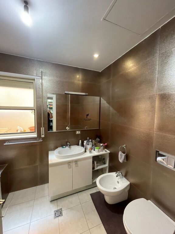 SHITET APARTAMENT 2+1+2+DEPO KOMUNA E PARISIT 320.000 EURO FH-83866