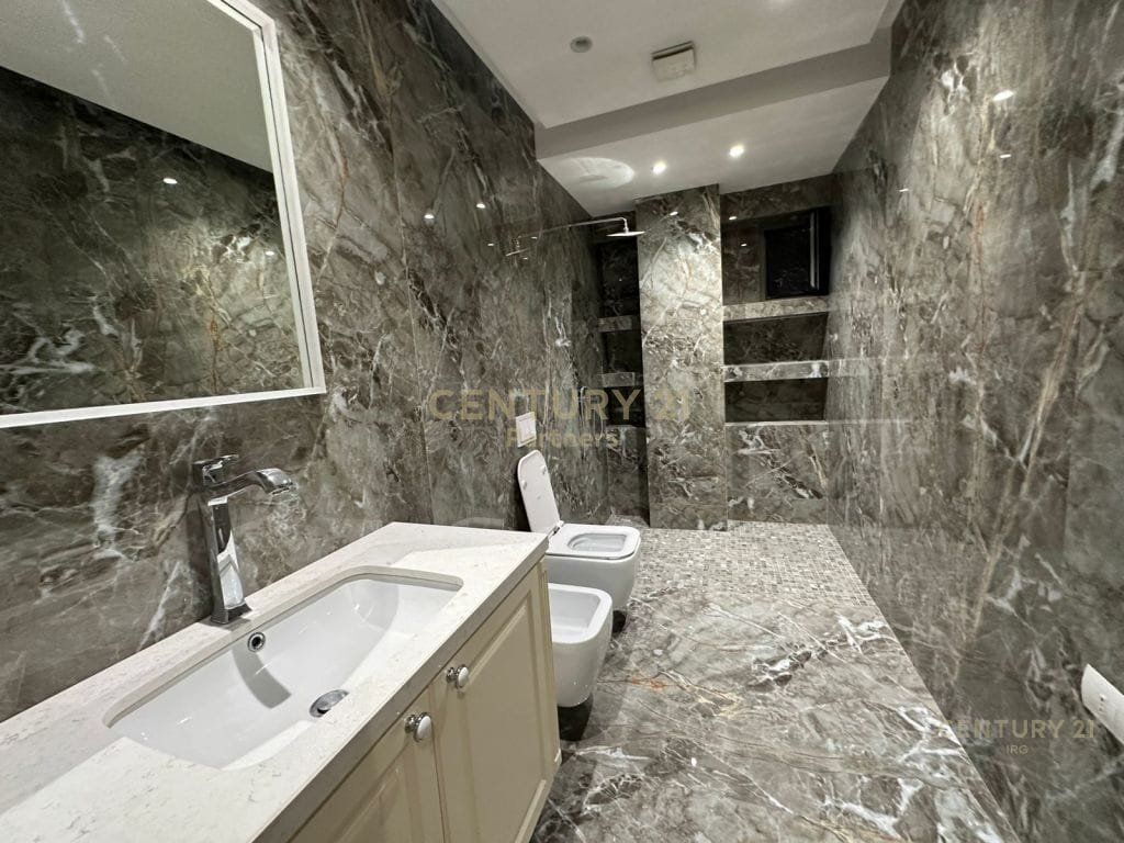 ZYRË PREMIUM ME QIRA NË BLLOK | 213 M² | PARKIM I PËRFSHIRË