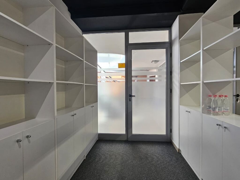 Super space for rent for office + veranda + parking spot at Pazari I Ri