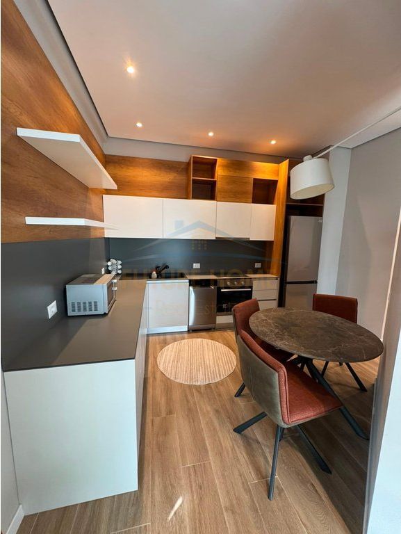Rent, Apartment 2+1+2 + Parking Spot, Square 21, Kavajës Street