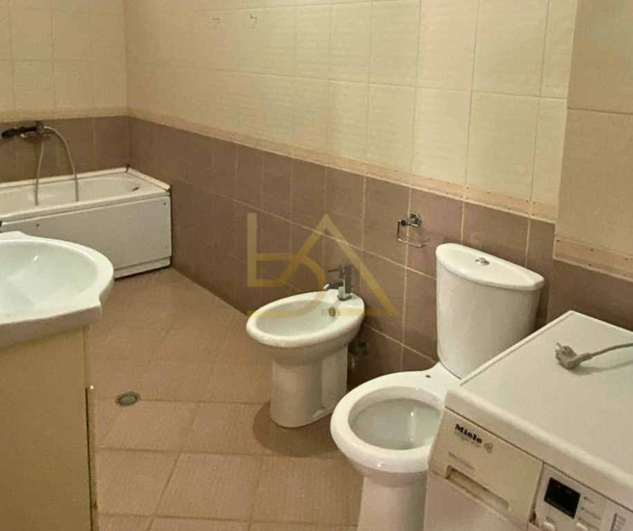 Apartament me Verandë të Madhe për Shitje – Astir, Tiranë