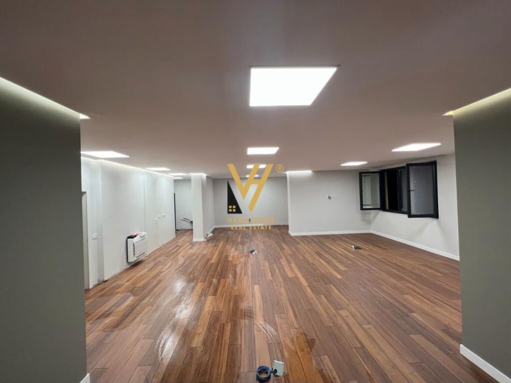 LOCALE COMMERCIALE IN VENDITA 140 M2 A SHALLVARET 380.000 EURO