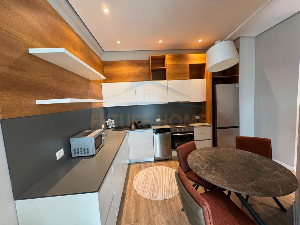 Rent, Apartment 2+1+2 + Parking Spot, Square 21, Kavajës Street