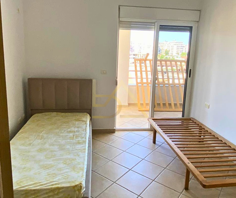 Apartament me Verandë të Madhe për Shitje – Astir, Tiranë
