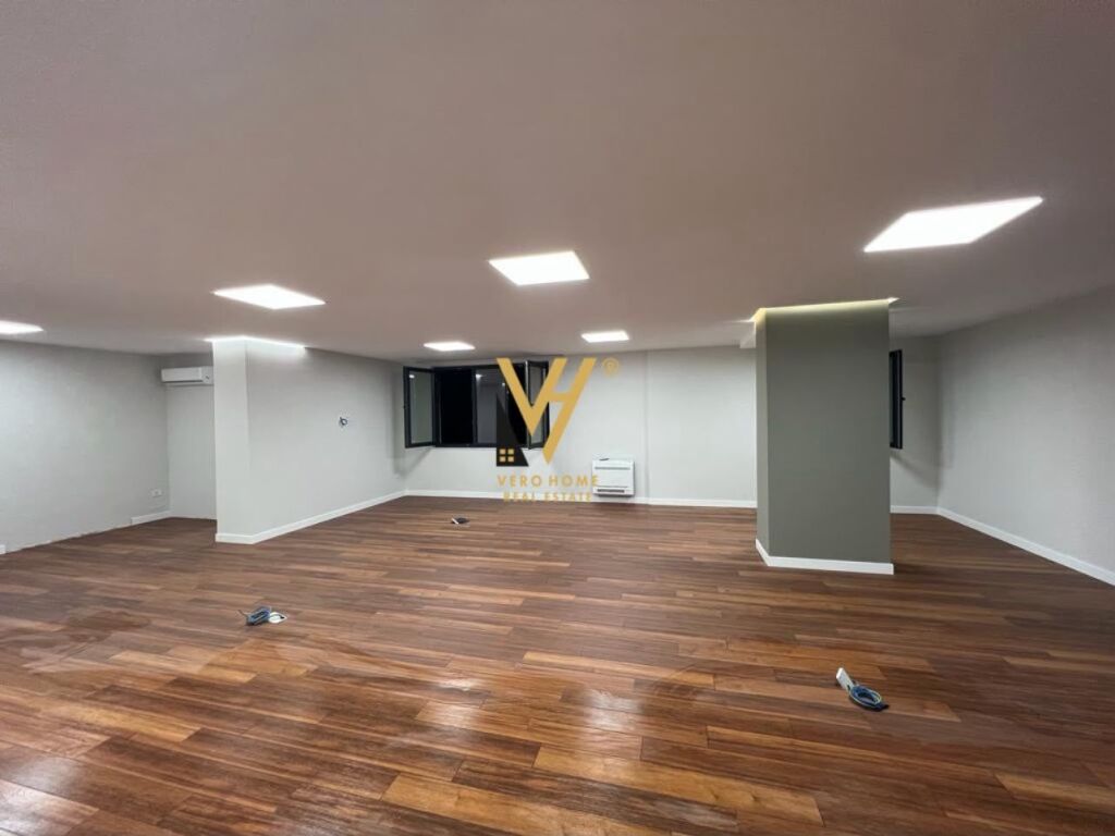 LOCALE COMMERCIALE IN VENDITA 140 M2 A SHALLVARET 380.000 EURO