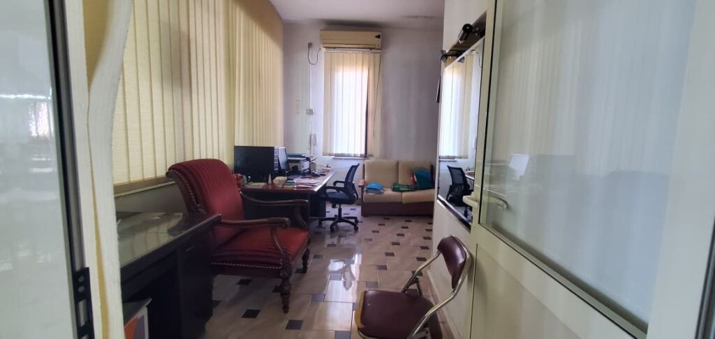 Jepet me Qera Magazinë – Siri Kodra, Tiranë