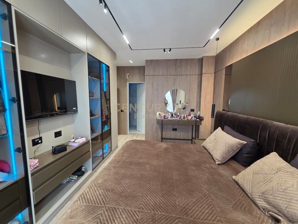 Apartament 2+1+2+Post Parkimi per shitje tek Ish-Fusha e Aviacionit