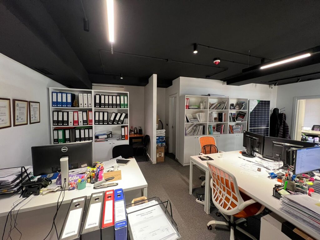 Super space for rent for office + veranda + parking spot at Pazari I Ri