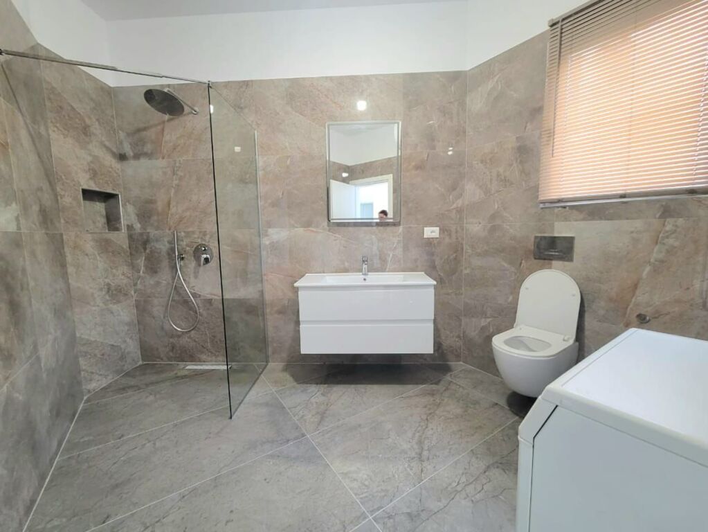 Jepet Me Qera: Shtëpi Private ( 1 Kateshe Me Oborr ) 2+1 ** Teg - Rr. E Vilave - 100% I Ri, Cilesi Premium | Jepet Bosh Ose I Mobiluar ** Sipas Kerkeses | 60,000 Leke/Muaj