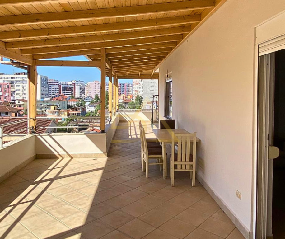 Apartament me Verandë të Madhe për Shitje – Astir, Tiranë