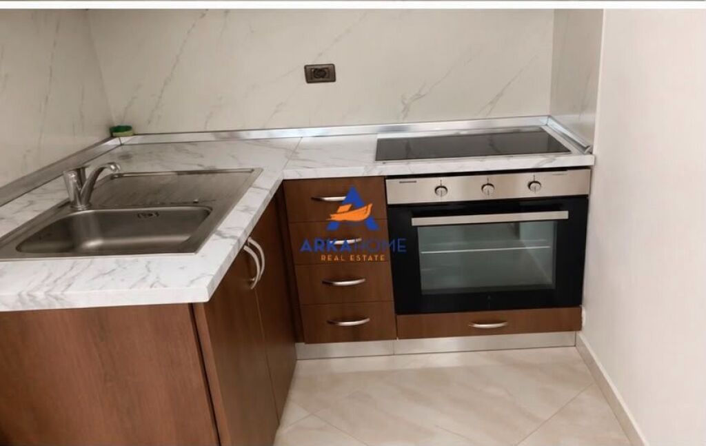 JEPET SHTEPI ME QERA 2+1+OBORR "PRANË ISH SHKOLLËS EUROLINGUE, SANATORIUM" 35000 LEKE