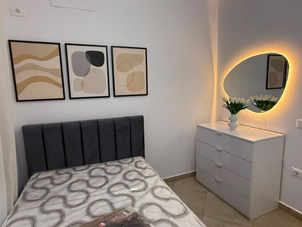 For rent 2+1 apartment – Barrikadave Street  🏡 2+1 apartment on the 4th floor with elevator, in one of the most preferred areas near the center of Tirana.  📍 Barrikadave Street 💶 Rent: 80,000 lek/month.