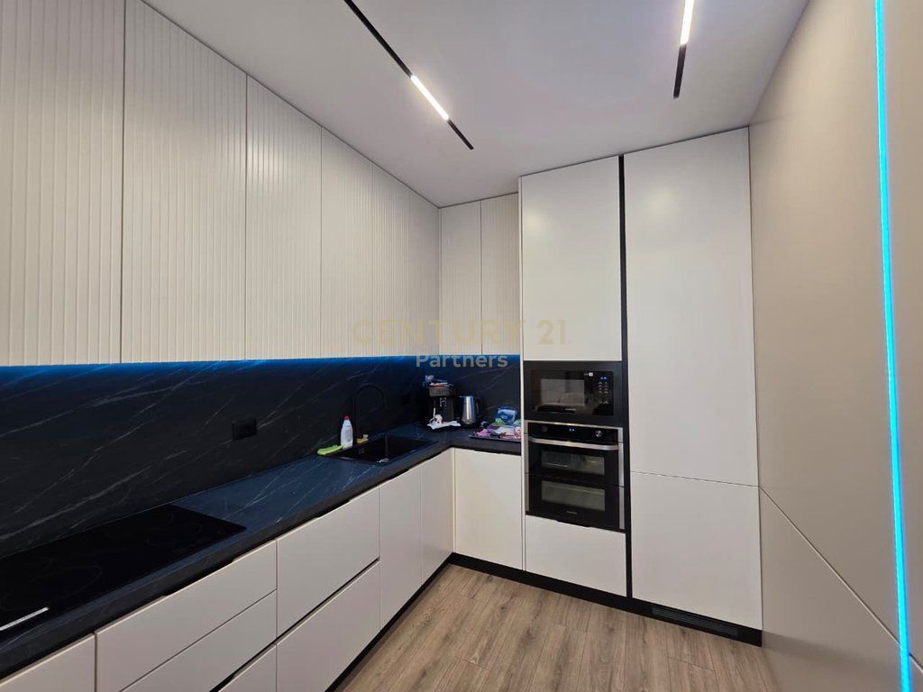 Apartament 2+1+2+Post Parkimi per shitje tek Ish-Fusha e Aviacionit