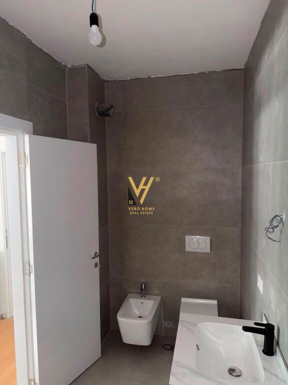 JEPET ZYRE 122 M2 ME QIRA TE K.NDREGJONI, BULEVARDI I RI 1.500 EURO