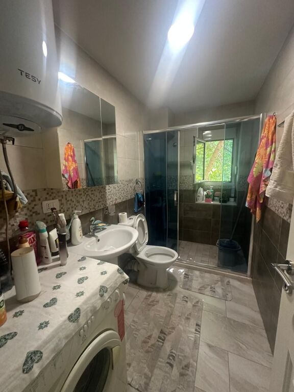 🏢Tek Shkolla“Mihal Grameno”jepet me qera apartament i pershtatur ne 2+1,i mobiluar  50,000 Lek(i diskutueshem)