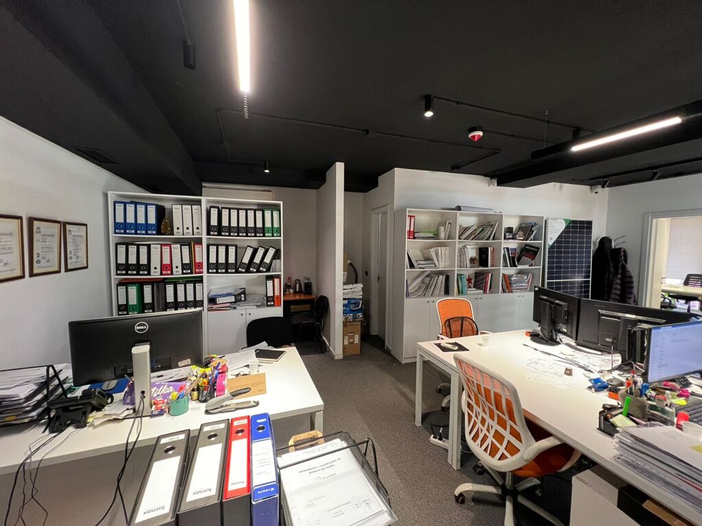 Ufficio arredato presso PAZARI RI, Tirana  1100 euro lordi al mese  + posto auto al piano -1 incluso nel prezzo sopra indicato.  **Edificio commerciale di 2 piani con 2 ambienti aggiuntivi 70m2 + 50m2 per un totale di 190m2.
