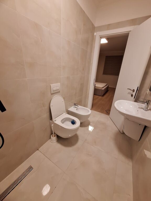🏡 Super appartamento 2+1+2+Posto auto in affitto a Yzberisht   📍Grand Gallery Yzberisht  🏢 Piano: 4 (abitazione)  🛗 Con ascensore  📐 Superficie: 106 m²  🛋️ Arredato  🅿️ Con parcheggio ✨  💰Prezzo: 600€ / Mese  