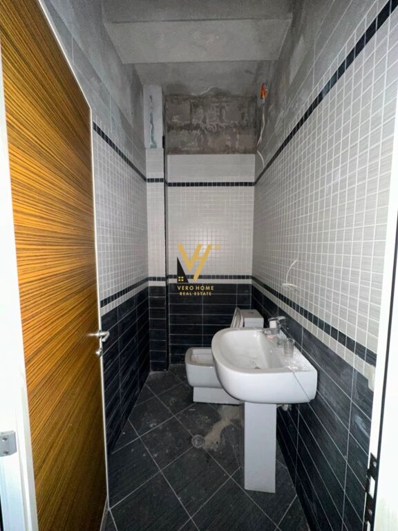 LOCALE COMMERCIALE IN AFFITTO 750 M2 IN VIA INDUSTRIALE 210.000 LEKE