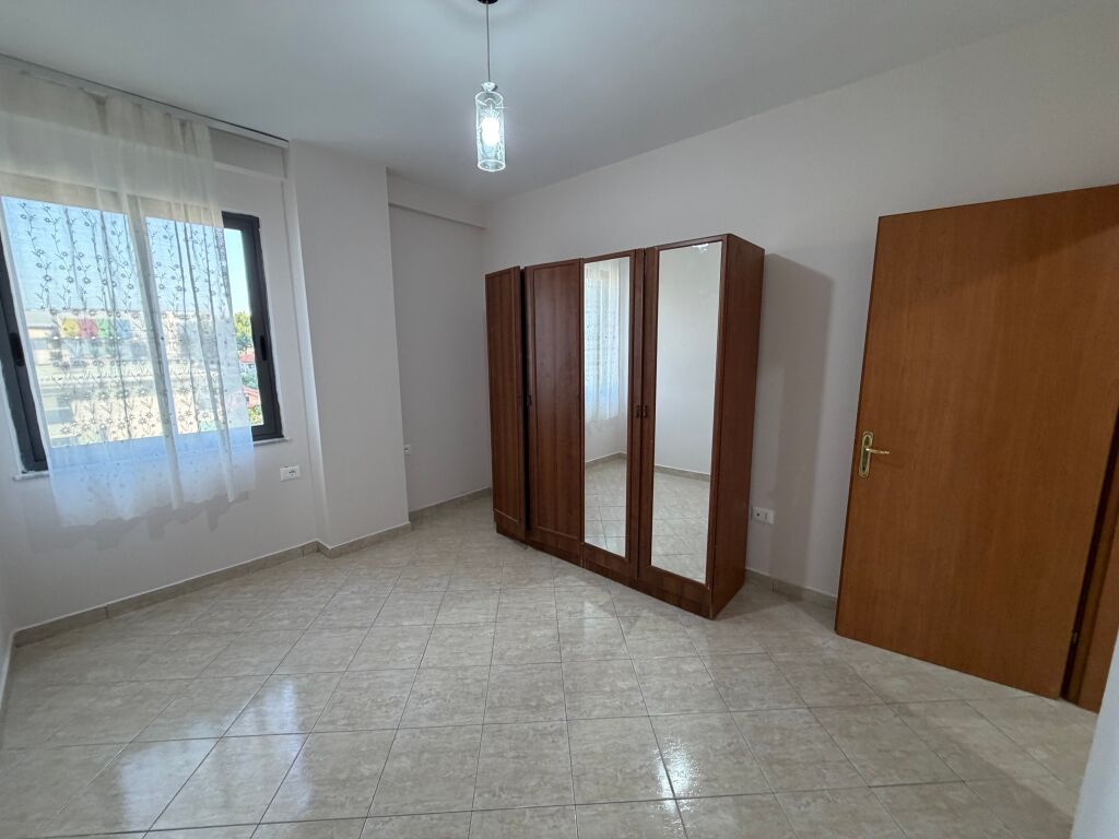 🏡 Appartamento 2+1+2 in affitto 📍 Complesso Grand, vicino al Mercato Elettrico, Tirana  ✨ Caratteristiche:  * 2 camere da letto (parzialmente arredato) * Soggiorno + cucina nuova * Lavastoviglie * 2 bagni * Condizionatori possono essere installati su accordo  💰 Prezzo: 45.000 Lek/mese
