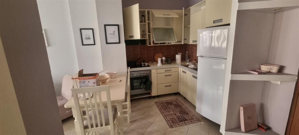 🏢Rr.4 Deshmoret,prane Shkolles 9-Vjecare “4 Deshmoret”jepet me qera apartament ,1+1,i mobiluar.55,000Leke