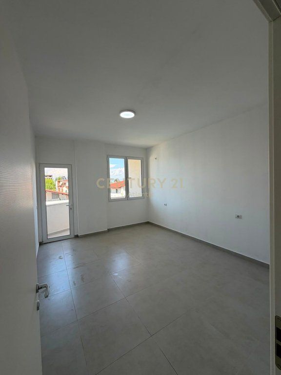 Appartamento con vista mare 2+2 con 2 balconi in affitto sulla spiaggia, Durazzo