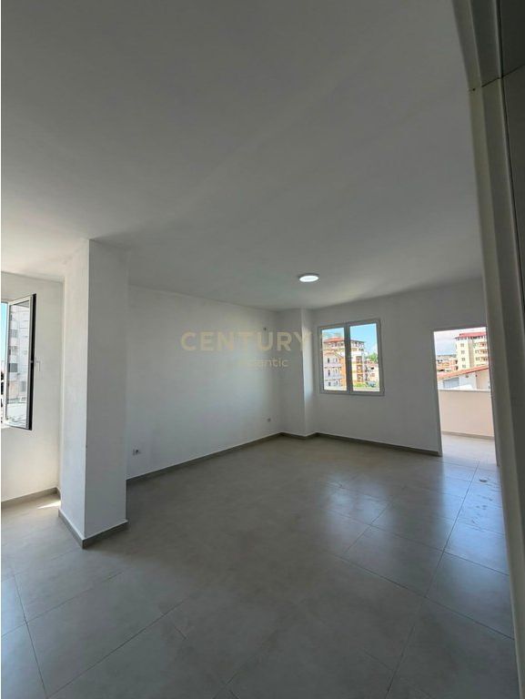 Appartamento con vista mare 2+2 con 2 balconi in affitto sulla spiaggia, Durazzo