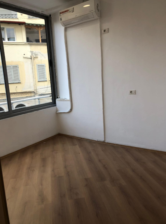 Locale Commerciale in Affitto Dopo il 15° Piano – 79,86 m² Lordi