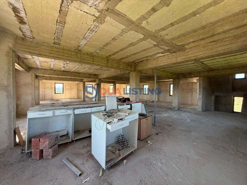 🏢 VENDITA IMMOBILE COMMERCIALE – SUPER INVESTIMENTO A BERXULLË 📍 Berxullë – Autostrada di Rinas 1.250 m² immobile commerciale | 3.600 m² terreno | Accesso diretto all'autostrada