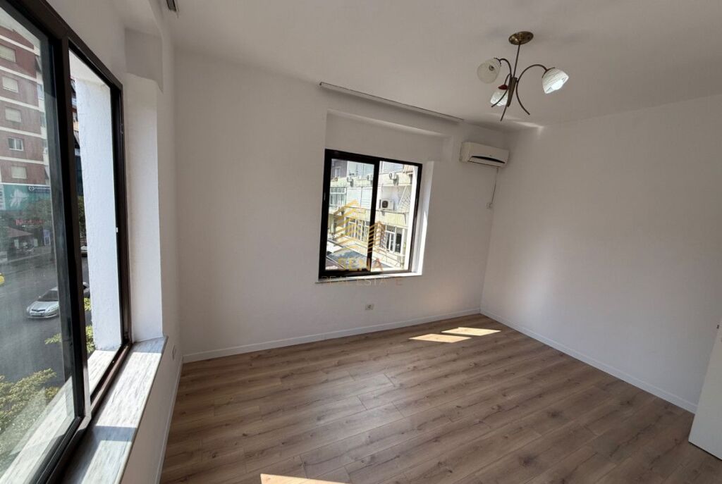 Affitto, Locale Commerciale 3+1+2blk, Via Elbasan, 800 Euro/mese Netto