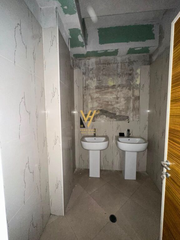 LOCALE COMMERCIALE IN AFFITTO 750 M2 IN VIA INDUSTRIALE 210.000 LEKE